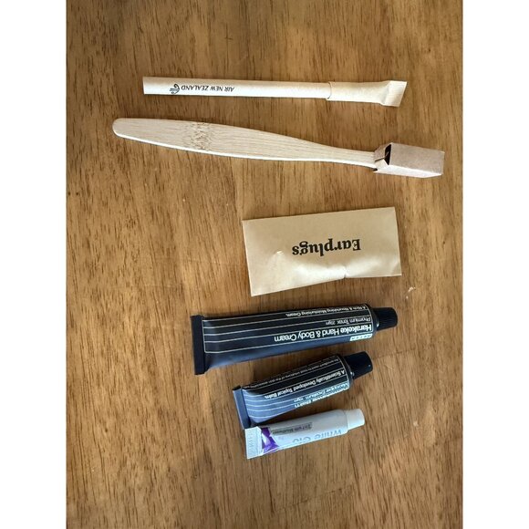Air New Zealand Amenity Kit W/Bamboo Toothbrush/Pen  Toothpaste Hand/Body Cream - Picture 2 of 9